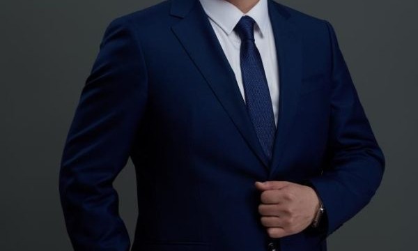 彭雄良：从销售精英到光学仪器领航者的创新之路
