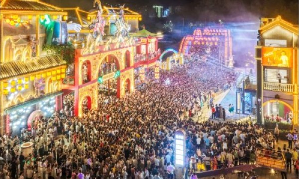 【联通好网络畅享每一刻】十堰联通圆满完成武陵不夜城光影街开街活动通信保障任务