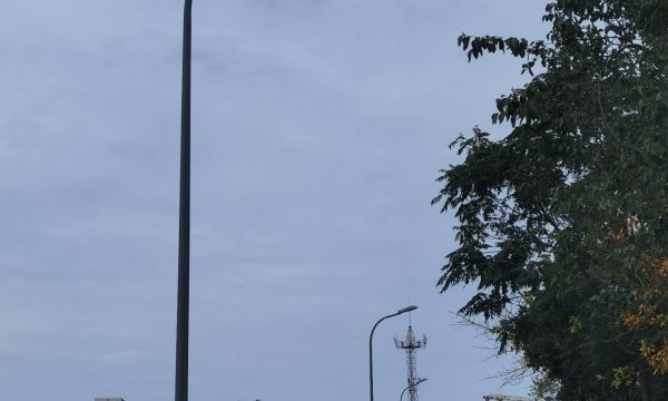 太阳能路灯好还是市电路灯好？结合场景选型指南
